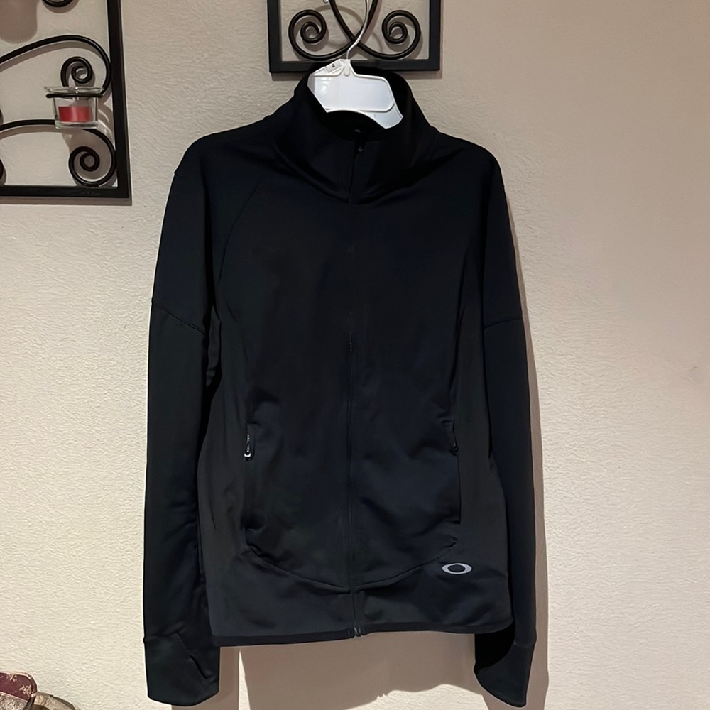 Women’s Oakley zip down black workout jacket. Size medium. Excellent condition